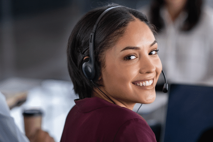 Superviseur connecté à la plateforme téléphonique bilingue A3COM assurant un service continu 24h/24